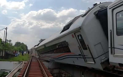 Kereta Api Purwojaya Anjlok di Bekasi, Gegara Cuaca Panas Ekstrem?